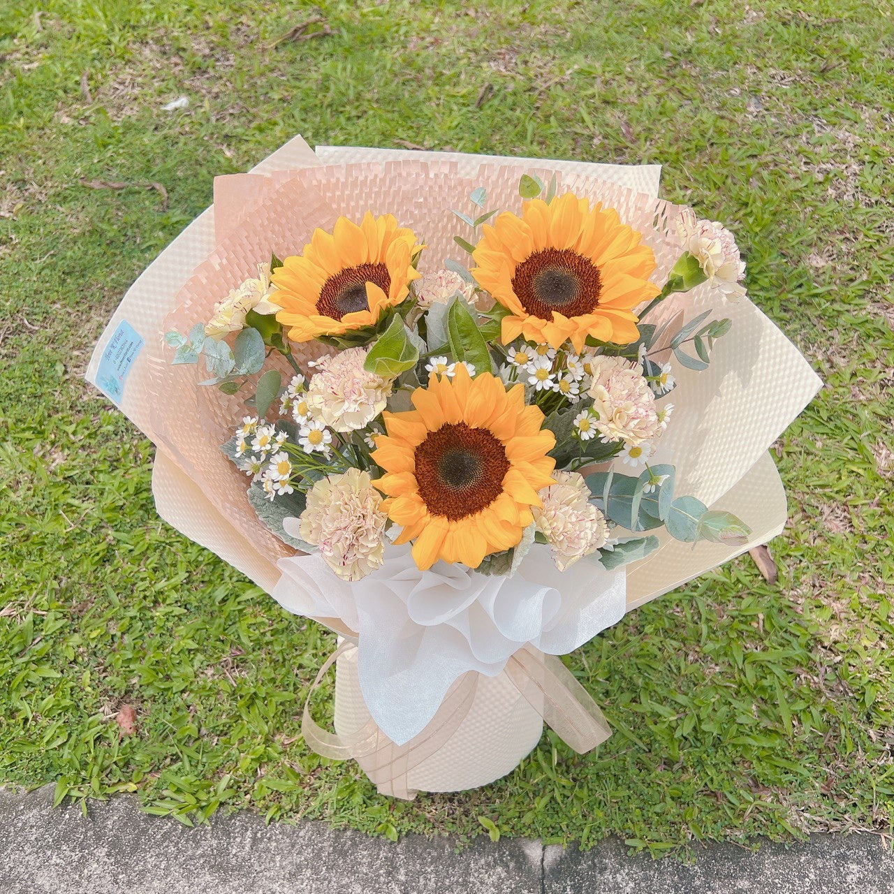 Sunshine Graduate Bouquet(2pics)